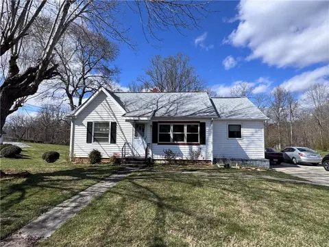 1611 Pine St E, Mount Airy, NC 27030