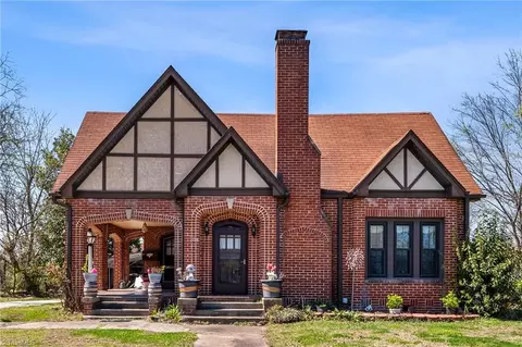 208 Cox Ave, Thomasville, NC 27360