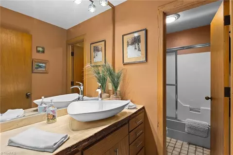 Bath - 1007 Wickliff Ave, High Point, NC 27262 photo 3 of 4