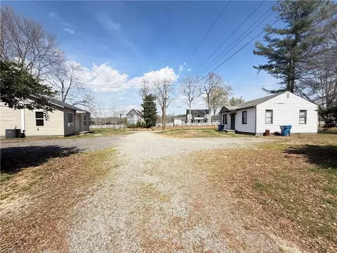 3004 3005 3008 3009 Rent Rd, Yadkinville, NC 27055