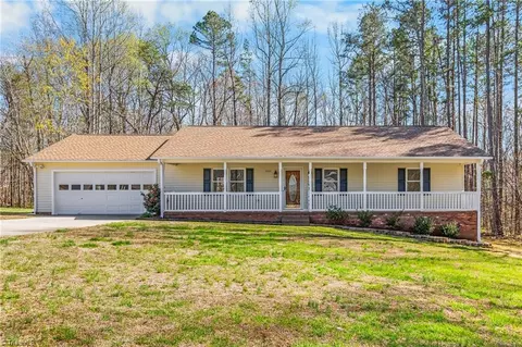 4044 Sundance Dr, Walnut Cove, NC 27052