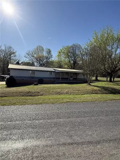 3085 Stonehenge Rd, Thomasville, NC 27360