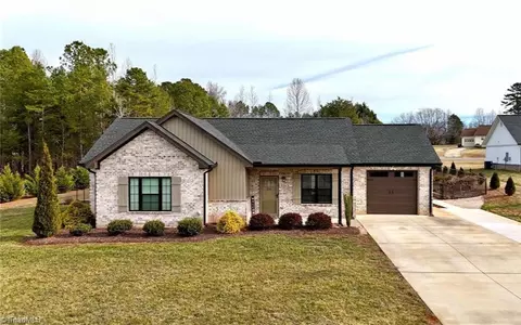 216 Parks Meadows Dr, Lexington, NC 27292