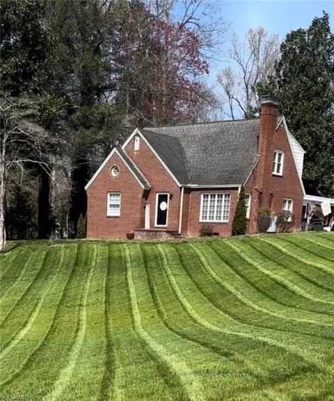 224 Country Club Rd, Mount Airy, NC 27030