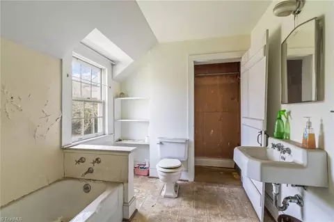 Bath - 606 Springfield Rd E, High Point, NC 27263 photo 2 of 2