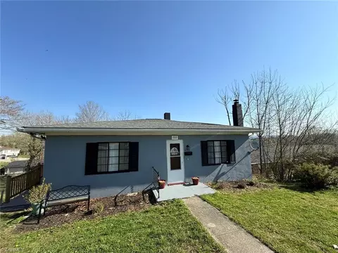 722 Maiden Ln, Mount Airy, NC 27030
