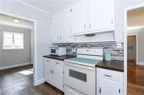 Kitchen - 945 Dan Valley Rd, Madison, NC 27025 photo 3 of 5