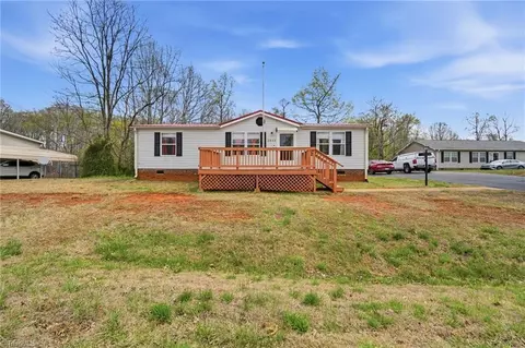 2862 Eagle Point Dr, Trinity, NC 27370 photo 2