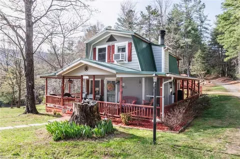 6414 Summit Rd, Purlear, NC 28665