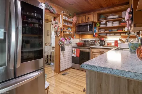 Kitchen - 6414 Summit Rd, Purlear, NC 28665 photo 2 of 2