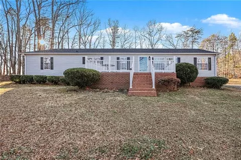 1115 Cross Creek Dr, Walnut Cove, NC 27052