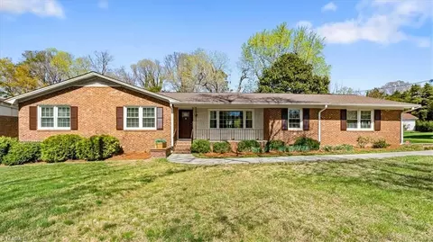 220 Cedarwood Dr, Jamestown, NC 27282
