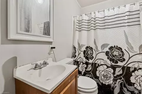 Bath - 210 Morgan Pl, High Point, NC 27260 photo 1 of 1