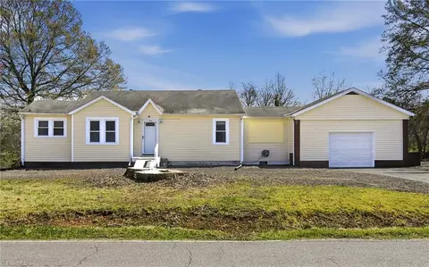 4585 Oak Ridge Dr, Winston Salem, NC 27105