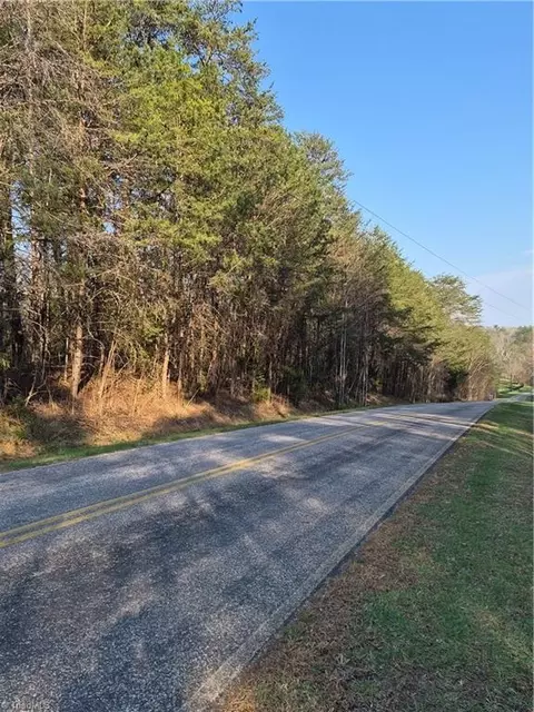 1456 Mcdaniel Rd, Pilot Mountain, NC 27041