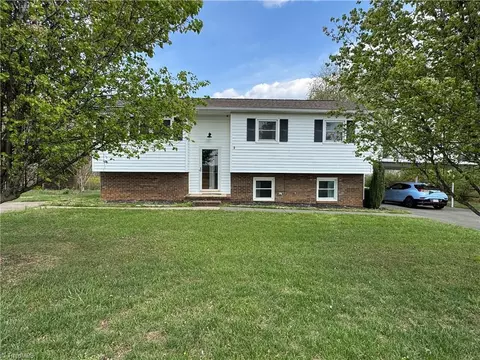 2741 River Ridge Rd, Pfafftown, NC 27040