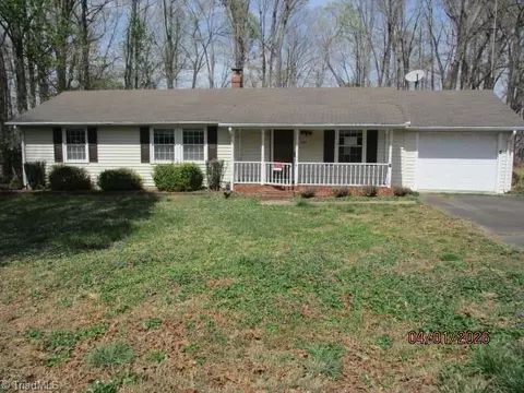 8439 Reid Farm Rd, Walnut Cove, NC 27052