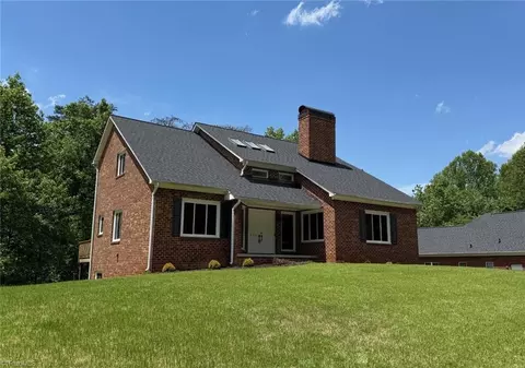 2528 Treetop Ln, Winston Salem, NC 27101