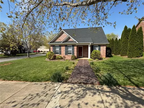 5804 Brakenwood Ln, Pfafftown, NC 27040