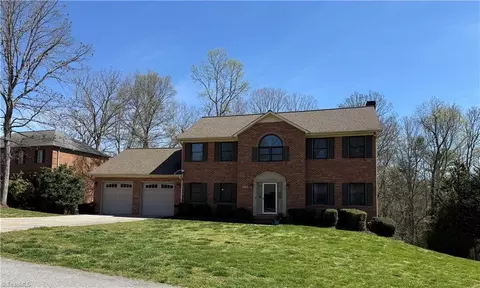 2173 Hawthorne Ln, Wilkesboro, NC 28697