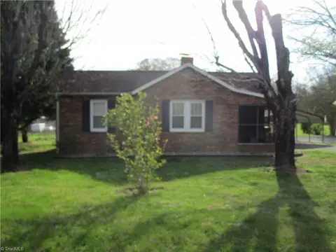 4236 Robertson Dr, Winston Salem, NC 27101