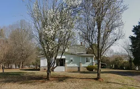 3220 Stratford Rd S, Winston Salem, NC 27103