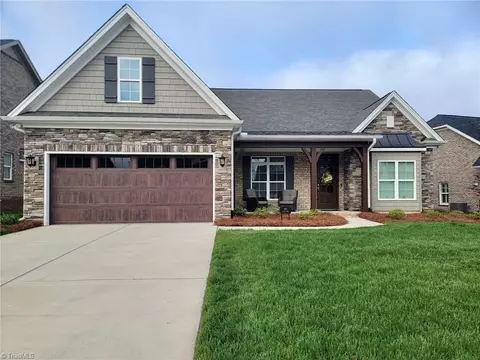 140 Castle Pond Dr, Winston Salem, NC 27107