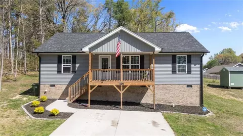 1822 Woodsway Dr, Thomasville, NC 27360