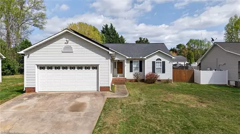 11 Oak Meadow Ln, Thomasville, NC 27360