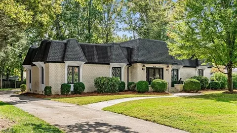 904 Pebble Dr, Greensboro, NC 27410