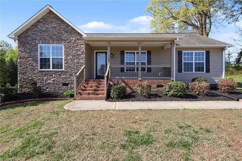 126 Camino Dr, Thomasville, NC 27360
