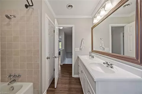 Bath - 511 Rockspring Rd, High Point, NC 27262 photo 2 of 4