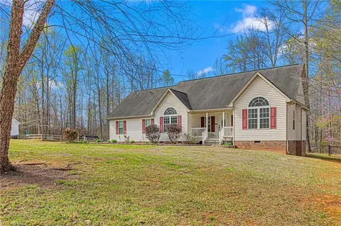 4619 Plantation Manor Dr, Randleman, NC 27317