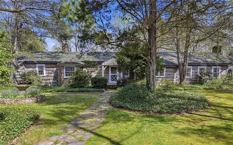 4285 Shattalon Dr, Winston Salem, NC 27106
