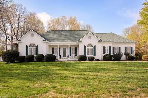 6398 Skylark Rd, Pfafftown, NC 27040