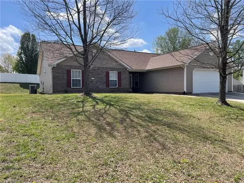 705 Eagle Point Dr, Kernersville, NC 27284
