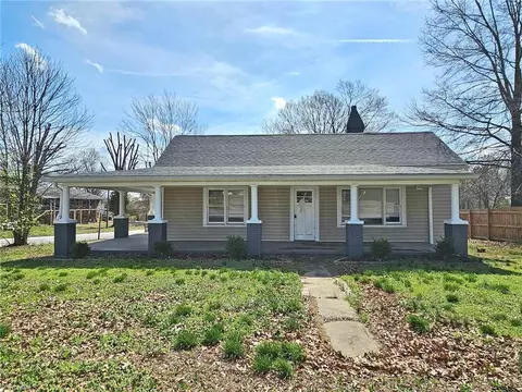 804 Church St, Eden, NC 27288