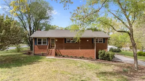 207 Chestnut Ln, Winston Salem, NC 27107