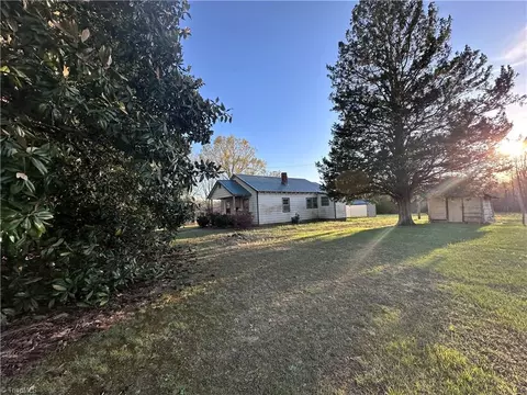 5618 Farmstead Rd, Seagrove, NC 27341