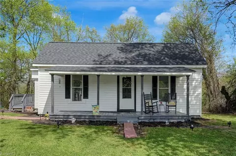 1723 Meadow Rd E, Eden, NC 27288