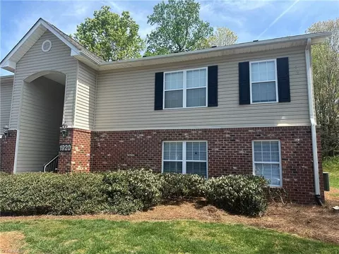1920 Crest Hollow Dr, Winston Salem, NC 27127