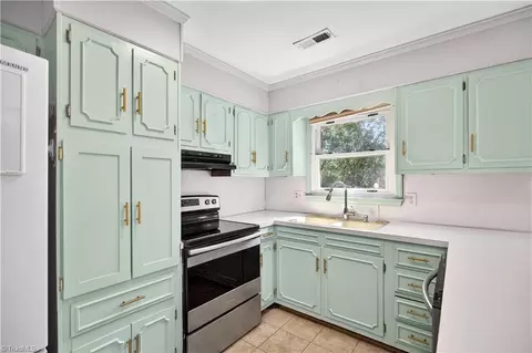 1407 Lambs Ln, Kernersville, NC 27284