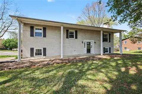 8140 Vance Rd, Kernersville, NC 27284