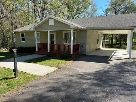 3712 Old 52 Rd, Pinnacle, NC 27043