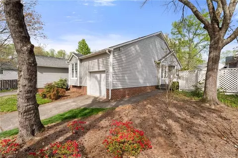 127 Pebble Ridge Ln, Winston Salem, NC 27104