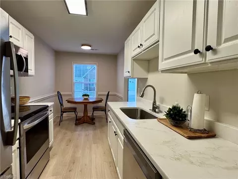 Kitchen - 6830 Wellsley Ct, Clemmons, NC 27012 photo 4 of 6