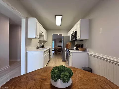 Kitchen - 6830 Wellsley Ct, Clemmons, NC 27012 photo 6 of 6