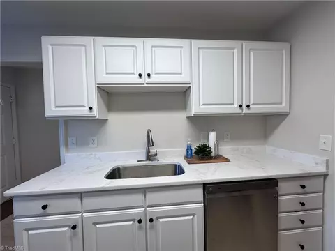 Kitchen - 6830 Wellsley Ct, Clemmons, NC 27012 photo 2 of 6