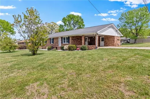 200 Beckford Dr, Lexington, NC 27295