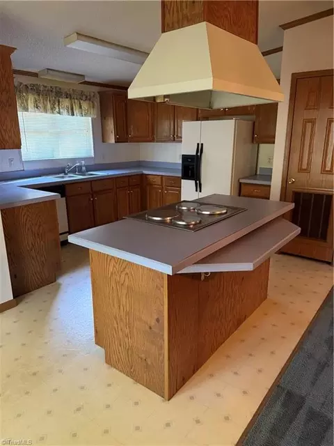 1095 Sechrist Loop, Pilot Mountain, NC 27041 photo 16